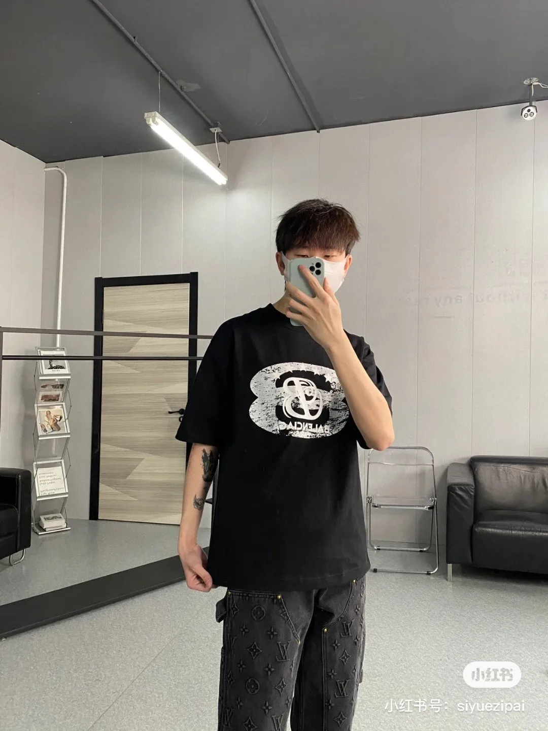 Balenciaga T-Shirt - Distressed Logo