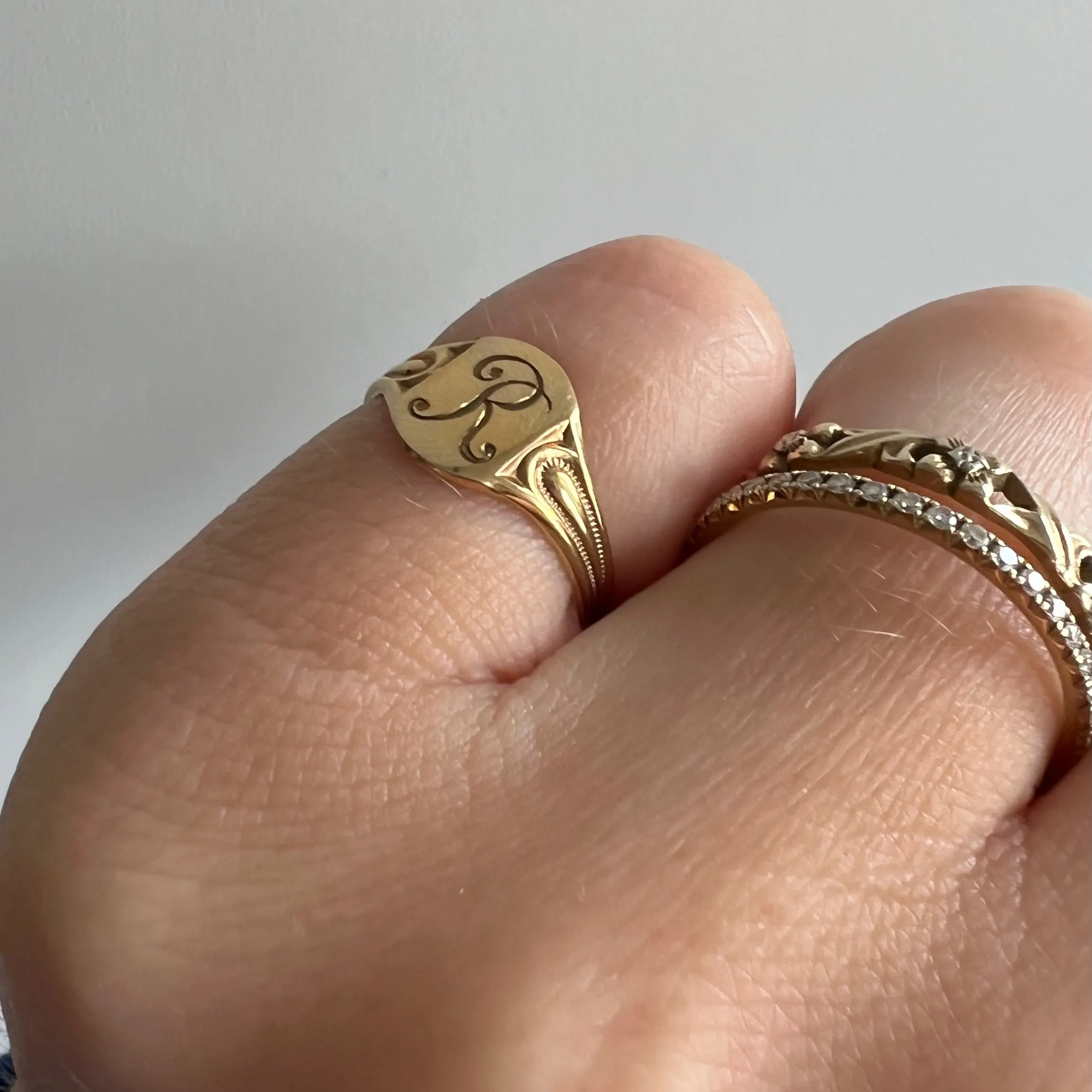 V I N T A G E // for a baby sized R finger/ 10k BDA letter R signet ring / just shy of size 2.5